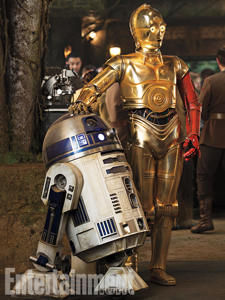 Gli immancabili: R2-D2 e C-3PO... con un insolito braccio rosso!